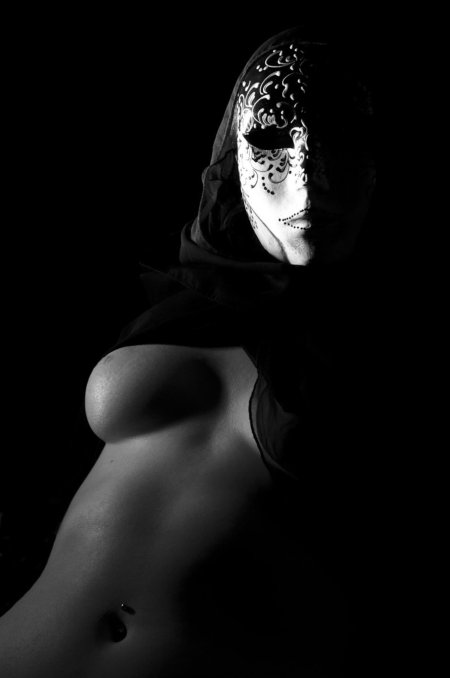 Женщина в венецианской маске ню