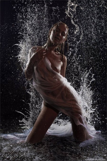 Художественное ню в воде