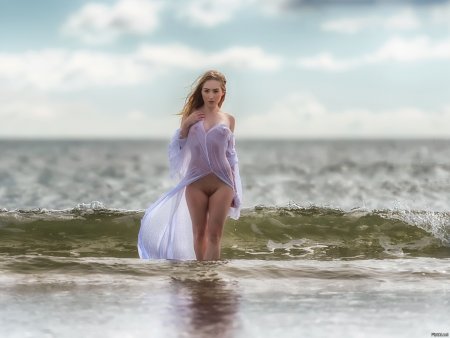 Прозрачное платье на голое тело