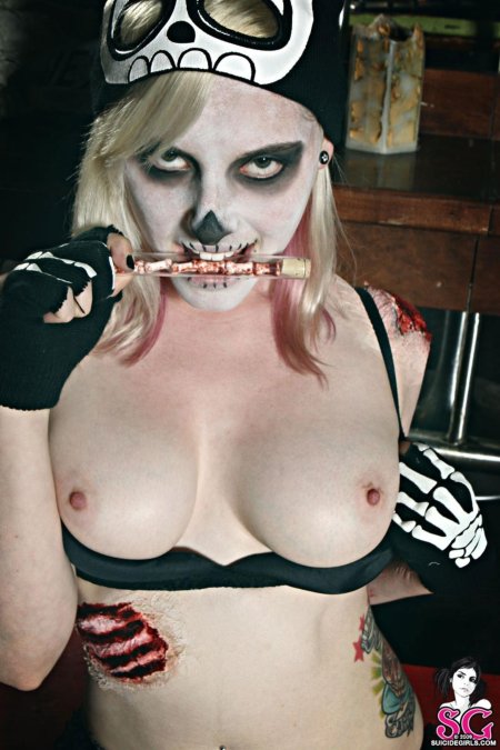 Сисястый зомби девушка