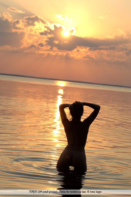 Голая на фоне заката