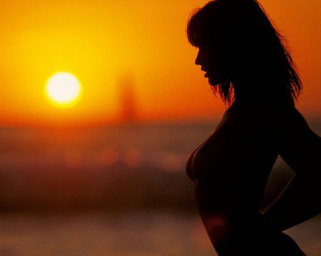 Голая на фоне заката