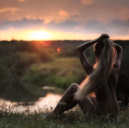 Девушка ню в лучах солнца