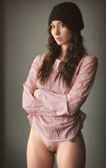 Голые девчонки в свитерах