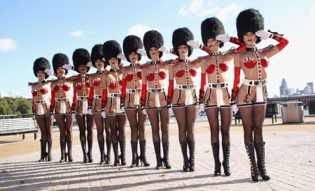 Северная Корея девушки маршируют