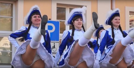 Под юбками у женщин на параде