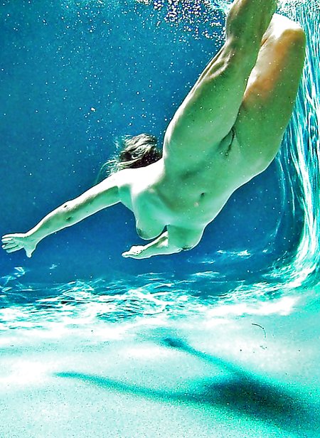 Девушки плавают голышом