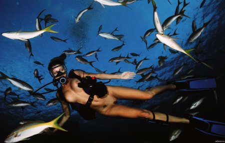 Девушка в акваланге