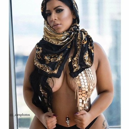 Сандра Арабиан в хиджабе