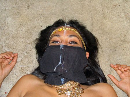 Голая женщина в парандже