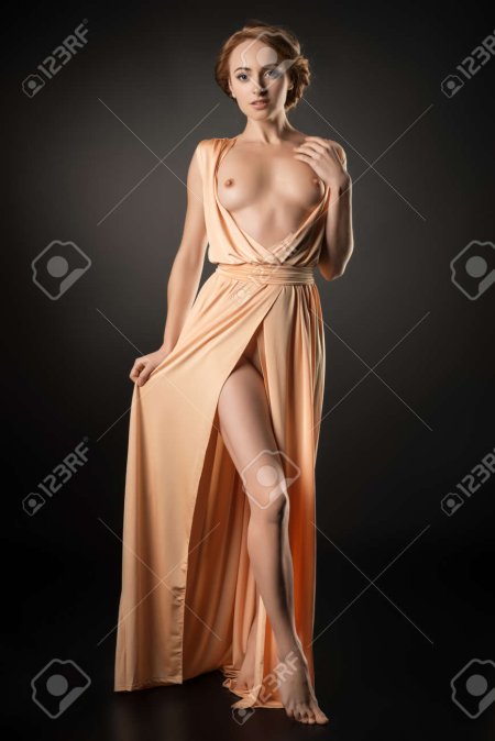 Девушки в бальных платьях ню