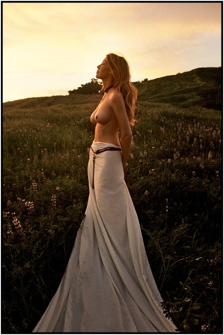 Голые женщины в длинных платьях