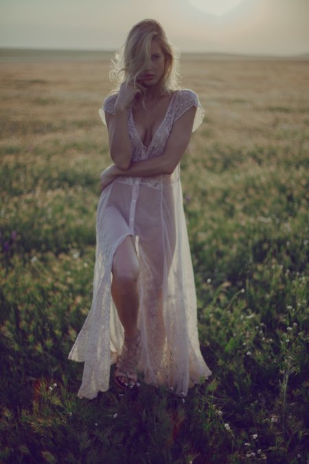 Девушки в прозрачных платьях