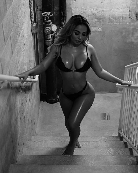 Девушки нарасхват голенькие