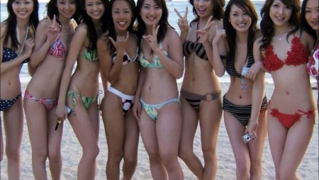 Китайские девушки на пляже