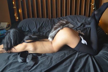 Девушка с анальным хвостиком