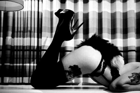 Девушка с анальным хвостиком