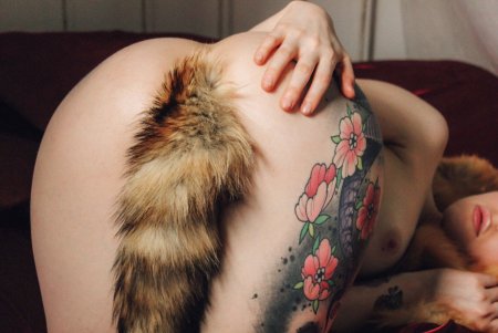 Девушка с анальным хвостиком