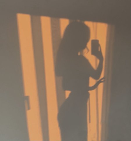 Фото тени девушки на стене