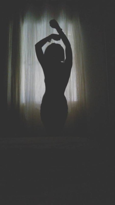 Силуэт девушки со спины