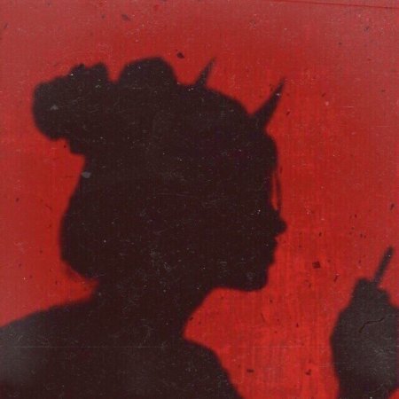 Тень с рогами на Красном фоне