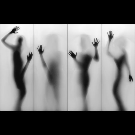 Женский силуэт за стеклом