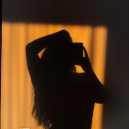 Тень девушки дома