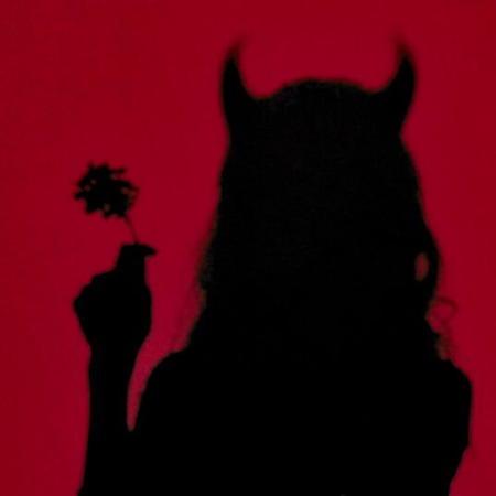 Тень девушки с рожками