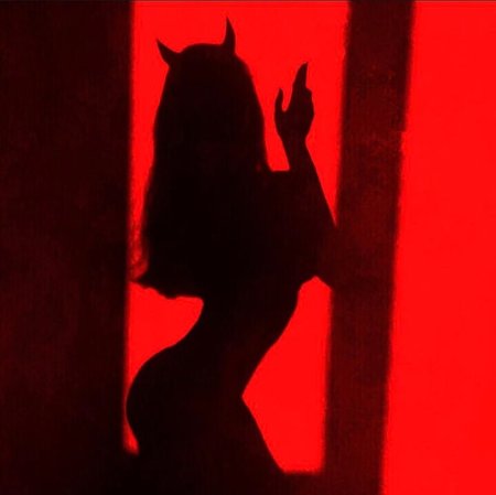 Тень девушки с рожками дьявола