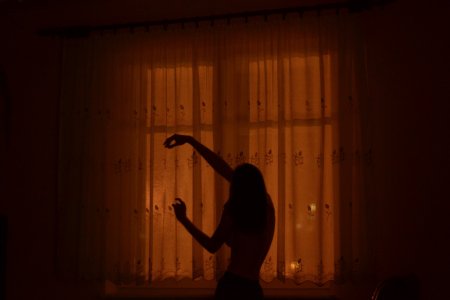 Девушка танцует в комнате