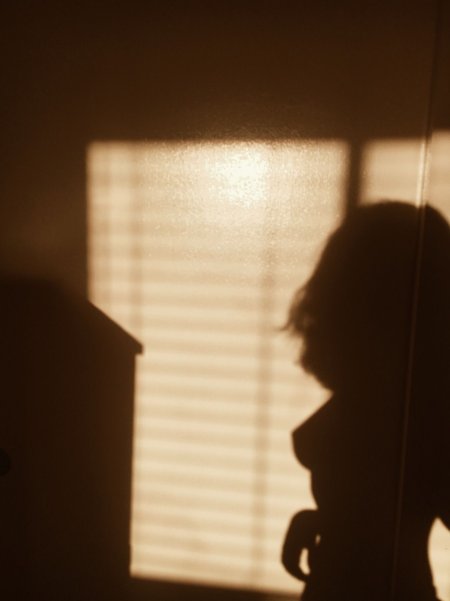 Тень девушки