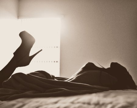 Силуэт девушки на кровати