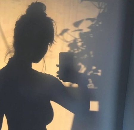 Тень девушки на стене