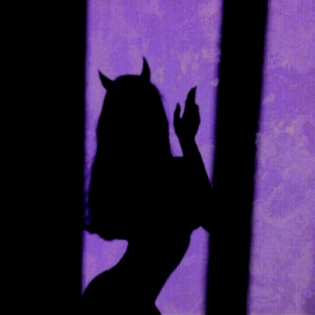 Девушка с рогами дьявола тень