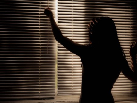 Женский силуэт в темноте