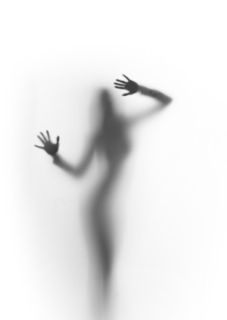 Женский силуэт за стеклом