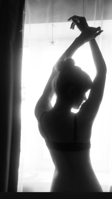 Сексапильная девушка в тени