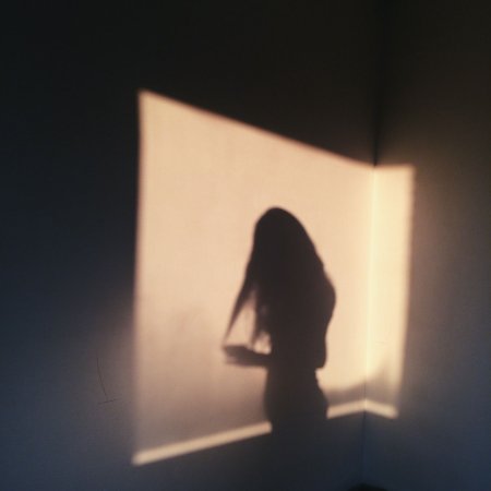 Женский силуэт в темноте