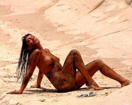 Девушка с сиськами в зыбучих Песках