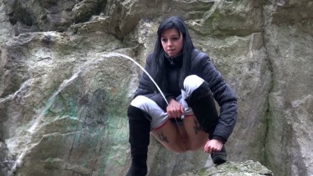 Женский писсинг на сцене