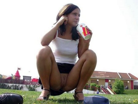 Девушки на корточках без трусов