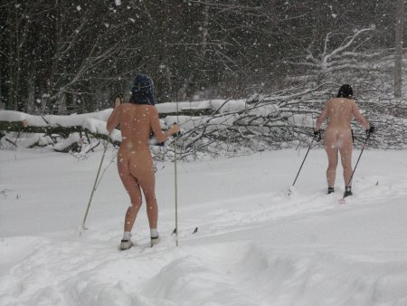 Забег на лыжах голышом