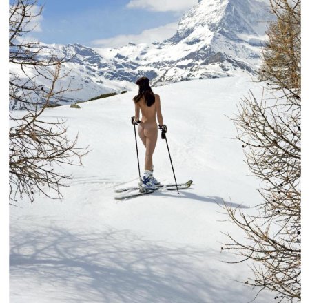 Девушки на лыжах голышом