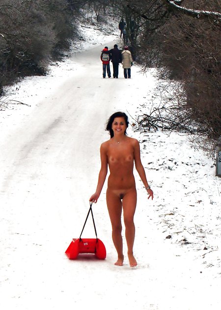 Прогулка голышом по снегу