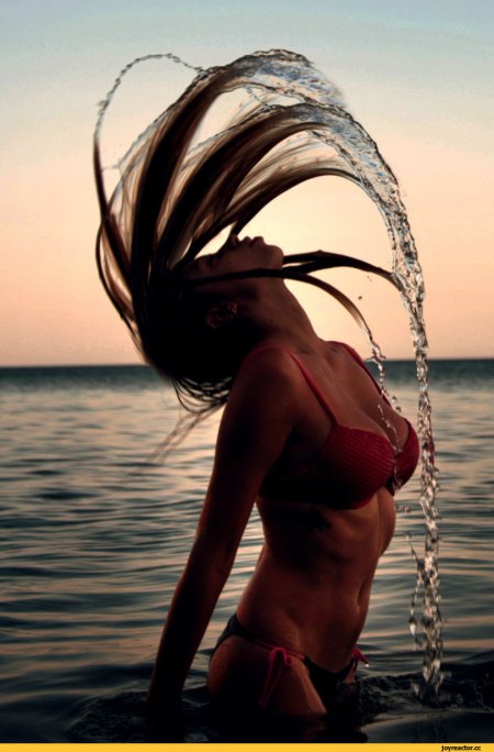 Девушка с мокрыми волосами