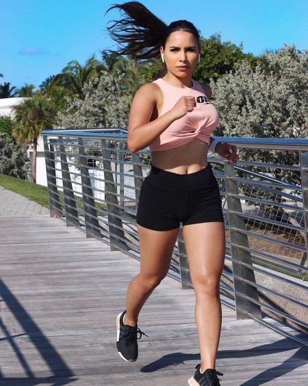 Трейси Линдсей в спортивных шортиках