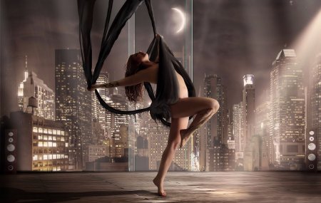 Танцует девушка