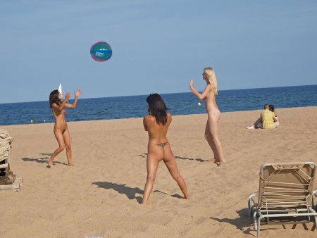 Голые девушки играют в волейбол