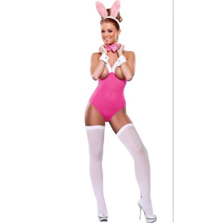 Девушка в костюме кролика