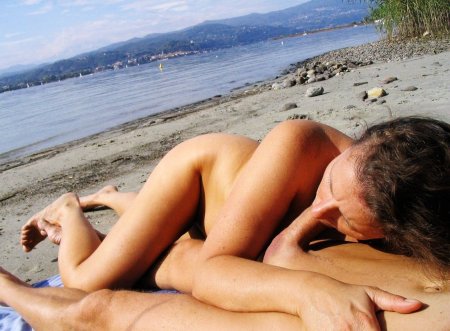 Женщины на нудиском пляже